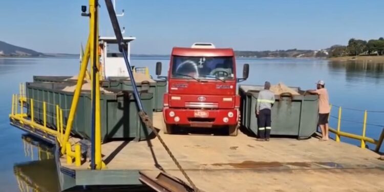 VÍDEO: Após restrição na Ponte Torta, mineradora de Carmo do Rio Claro constrói balsa para manter transporte de materiais