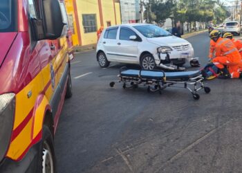 Motociclista fica ferido após colisão com carro em Alfenas