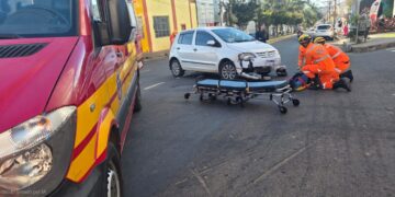 Motociclista fica ferido após colisão com carro em Alfenas