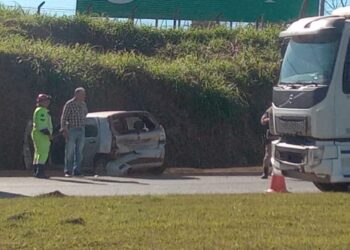 Caminhão bate na traseira de carro e acidente mobiliza Polícia Militar Rodoviária na BR-146