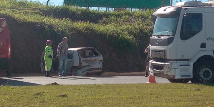 Caminhão bate na traseira de carro e acidente mobiliza Polícia Militar Rodoviária na BR-146