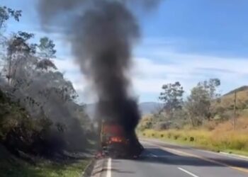 VÍDEO: Incêndio destrói caminhão na MG-050, em Passos