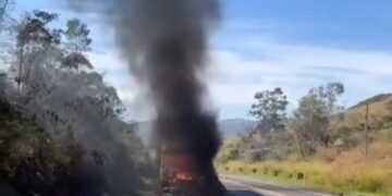 VÍDEO: Incêndio destrói caminhão na MG-050, em Passos