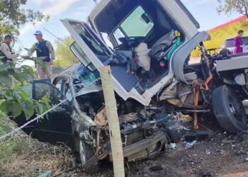 Três pessoas morrem em grave acidente entre carro e caminhão na MGC-491