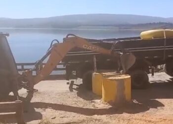 VÍDEO: Retroescavadeira remove barreira de concreto para retirada de carreta presa na Ponte Torta