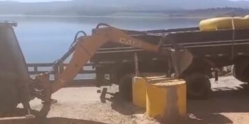 VÍDEO: Retroescavadeira remove barreira de concreto para retirada de carreta presa na Ponte Torta
