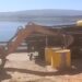VÍDEO: Retroescavadeira remove barreira de concreto para retirada de carreta presa na Ponte Torta