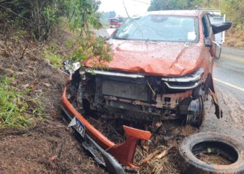 Jovem de 19 anos fica ferido após caminhonete capotar na MGC-267