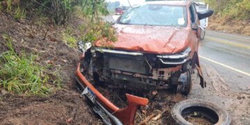 Jovem de 19 anos fica ferido após caminhonete capotar na MGC-267