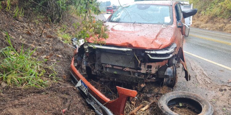 Jovem de 19 anos fica ferido após caminhonete capotar na MGC-267