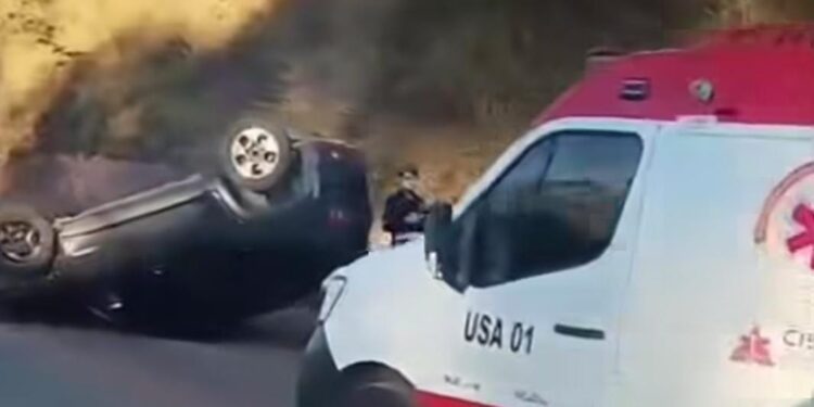 Quatro pessoas saem ilesas após carro capotar no Sul de Minas