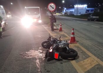 Mulher fica gravemente ferida após colisão entre motocicleta e caminhonete no Sul de Minas