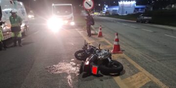 Mulher fica gravemente ferida após colisão entre motocicleta e caminhonete no Sul de Minas