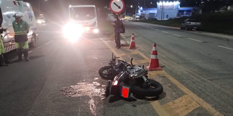 Mulher fica gravemente ferida após colisão entre motocicleta e caminhonete no Sul de Minas