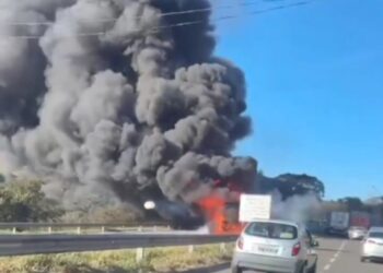 VÍDEO: Incêndio em ônibus provoca 9 km de congestionamento na Fernão Dias, em Extrema