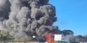 VÍDEO: Incêndio em ônibus provoca 9 km de congestionamento na Fernão Dias, em Extrema