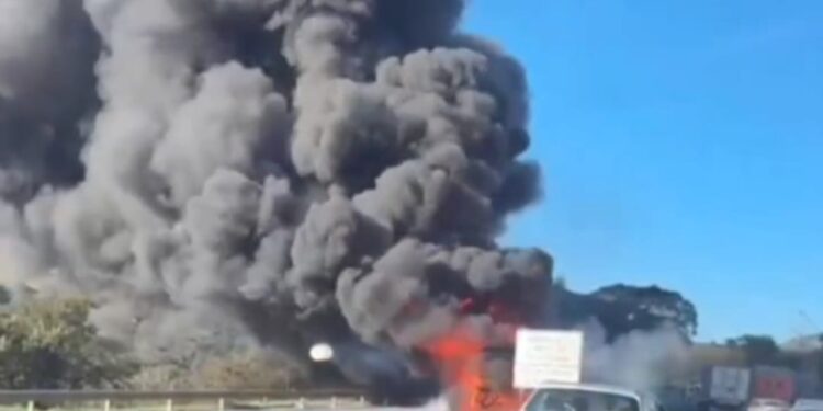 VÍDEO: Incêndio em ônibus provoca 9 km de congestionamento na Fernão Dias, em Extrema