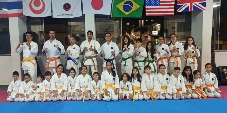 VÍDEO | CT CARMOFIGHT realiza treino especial em homenagem ao Sensei Rosemir Batista e celebra legado do Karate-Do em Carmo