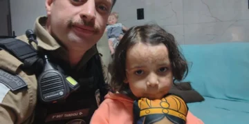 “Ela mudou minha vida para sempre”, diz PM após visita à criança salva em incêndio no Sul de Minas