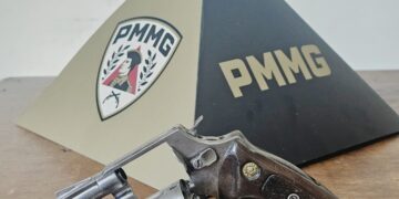 Revólver é localizado dentro de caixa de uísque durante ação da PM em Passos