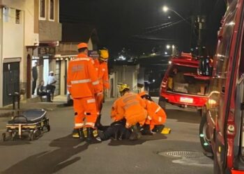 Homem de 47 anos fica ferido em colisão entre carro e moto em Alfenas