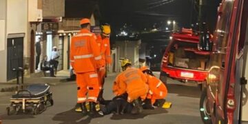 Homem de 47 anos fica ferido em colisão entre carro e moto em Alfenas