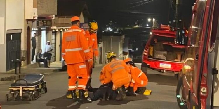 Homem de 47 anos fica ferido em colisão entre carro e moto em Alfenas