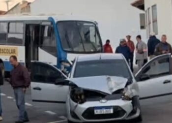 Carro e micro-ônibus se envolvem em acidente em Alfenas (MG)