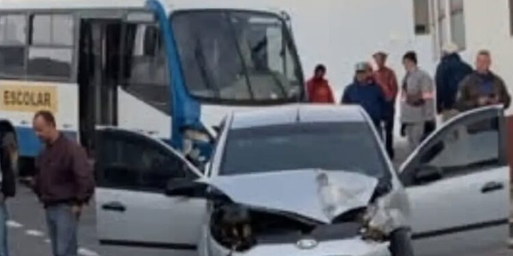 Carro e micro-ônibus se envolvem em acidente em Alfenas (MG)