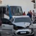 Carro e micro-ônibus se envolvem em acidente em Alfenas (MG)