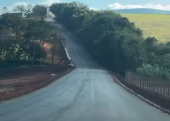 Obra de asfaltamento entre Alpinópolis e Três Barras avança para fase final do primeiro trecho