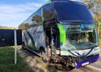 Motorista fica gravemente ferido após colisão entre carro e ônibus na MG-050, em Capitólio