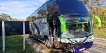 Motorista fica gravemente ferido após colisão entre carro e ônibus na MG-050, em Capitólio