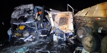 VÍDEO | Colisão entre ônibus, carreta e caminhonete deixa mortos e feridos na MG-050 em Piumhi