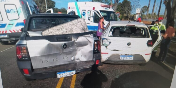 Caminhão-tanque provoca engavetamento com quatro veículos na MGC-491 durante operação pare e siga