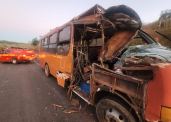 Micro-ônibus bate em caminhão parado no acostamento da MGC-491 e deixa dois passageiros feridos