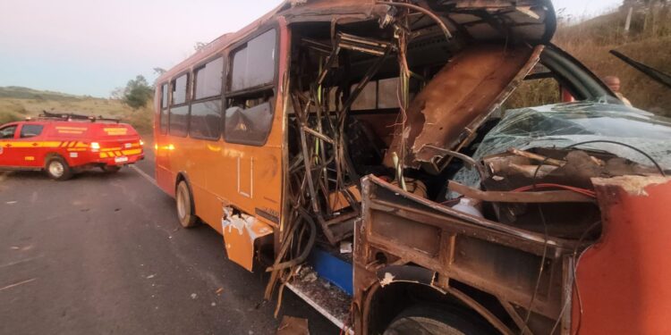 Micro-ônibus bate em caminhão parado no acostamento da MGC-491 e deixa dois passageiros feridos
