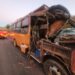 Micro-ônibus bate em caminhão parado no acostamento da MGC-491 e deixa dois passageiros feridos
