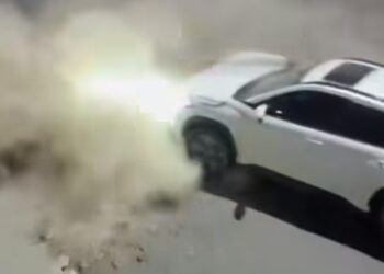 Carro bate em caçamba e fica com a frente destruída em Alfenas