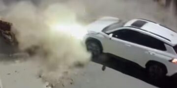 Carro bate em caçamba e fica com a frente destruída em Alfenas