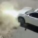 Carro bate em caçamba e fica com a frente destruída em Alfenas