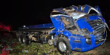 Passageira morre após caminhão sair da pista na LMG-856, em Cássia; motorista é preso