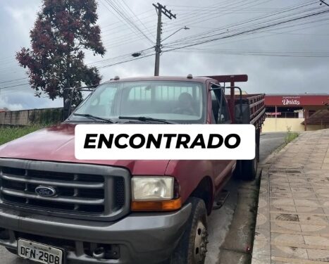 Caminhão roubado em Serrania é localizado; PM segue em busca dos suspeitos