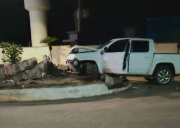 Monumento do Café é destruído após caminhonete invadir rotatória em Elói Mendes