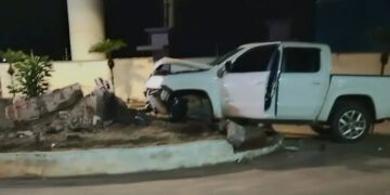 Monumento do Café é destruído após caminhonete invadir rotatória em Elói Mendes