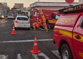 Motociclista fica ferida após colisão com carro em cruzamento de Alfenas