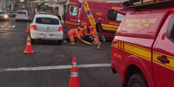 Motociclista fica ferida após colisão com carro em cruzamento de Alfenas