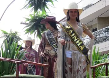Desfile da 34ª Festa do Peão reúne grande público e celebra tradição sertaneja em Alterosa