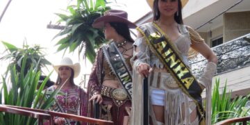 Desfile da 34ª Festa do Peão reúne grande público e celebra tradição sertaneja em Alterosa