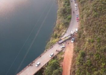 VÍDEO | Carreta parada próxima à Ponte Torta causa lentidão no trânsito em Carmo do Rio Claro